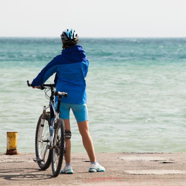 Fahrradfahrerin am Strand